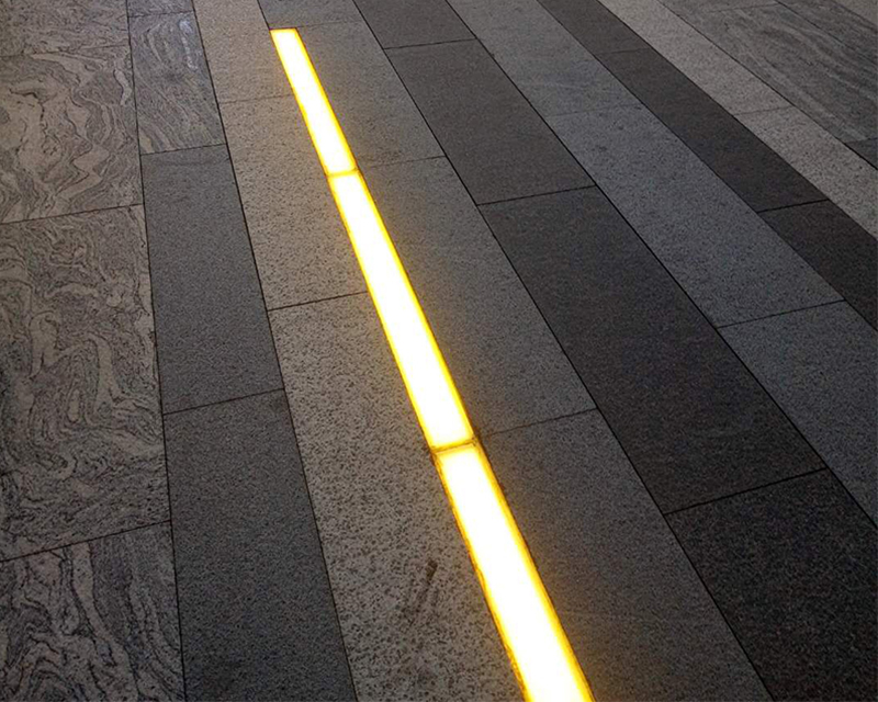 條（tiáo）形地（dì）磚燈（dēng）